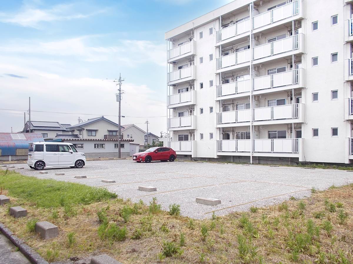 黒部市ビレッジハウス金屋の駐車場