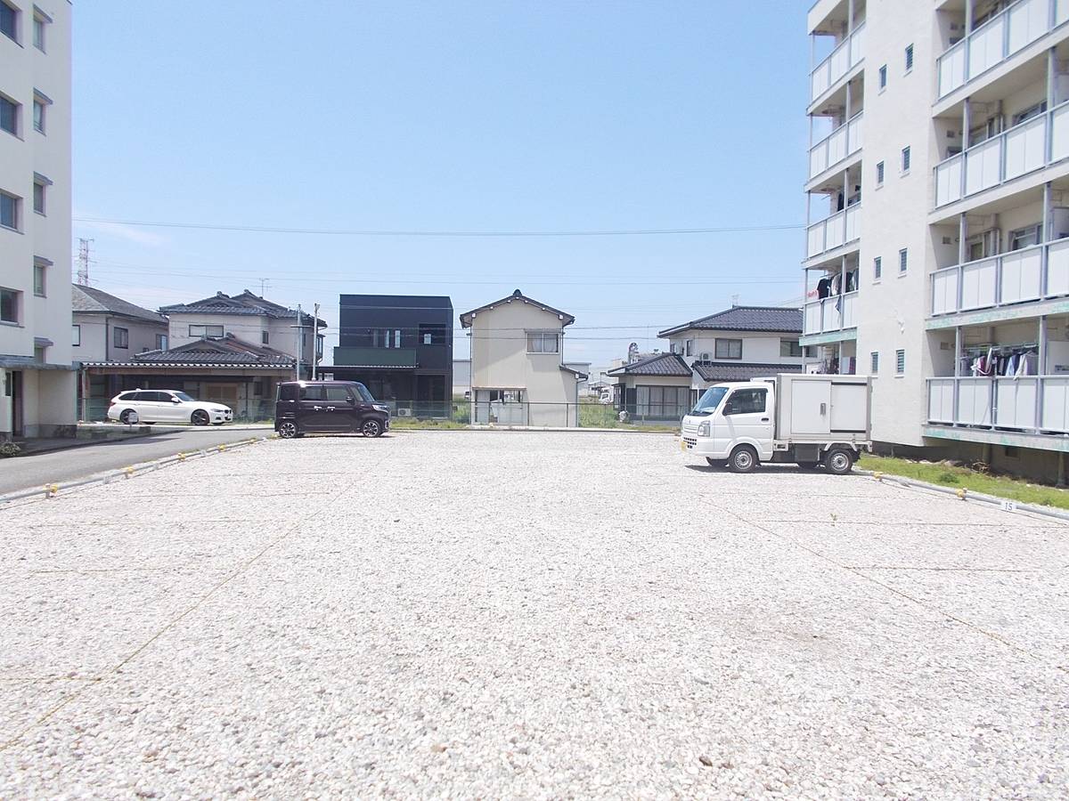 富山市ビレッジハウス願海寺の駐車場