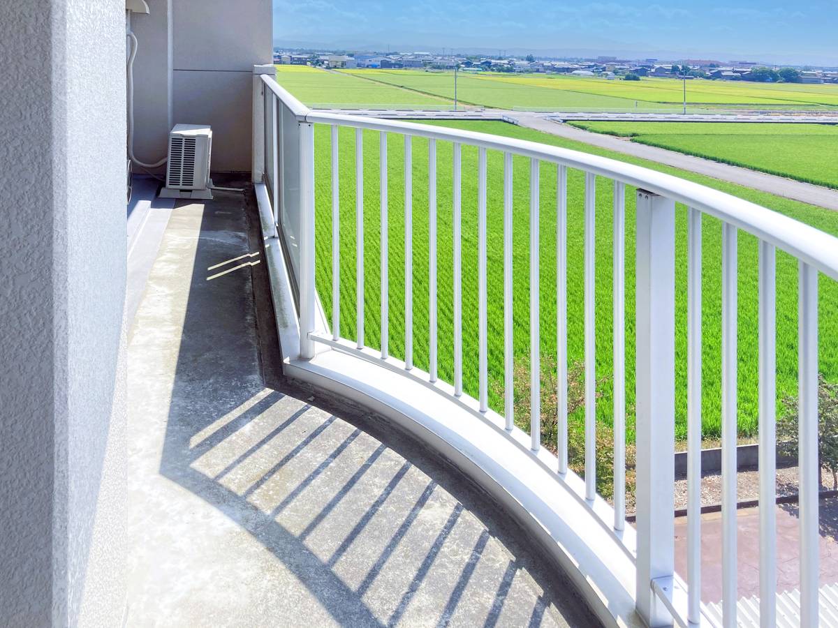 Balcony in Village House Tsubame in Tsubame-shi